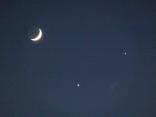 Moon, Venus, Jupiter Get Cozy