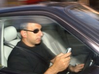 Obama Bars Federal Employees From Texting While Driving