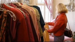 Last-Minute Shoppers Hunt for Bargains