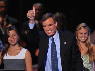Warner Appeals to Both Sides of Room at Health Care Town Hall