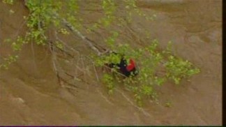 Raw Video: Kayaker Hangs Onto Tree in Potomac