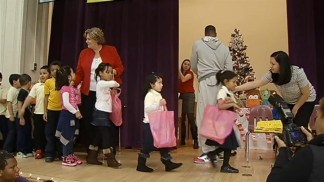 Vernon Davis Hands Out Gifts to D.C. Children