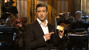 Timberlake Sings "Candle in the Wind" for Chavez
