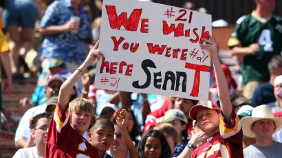 HONOLULU, HI - FEBRUARY 10:  Young fans hold up a sign in memory of Sean Taylor #21 of the NFC's Washington Redskins during the game against the AFC at the 2008 NFL Pro Bowl at Aloha Stadium on Februa