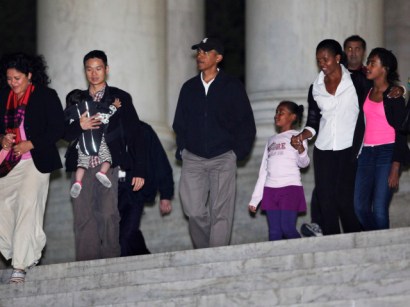 The Obamas played the part of the typical American tourist family Sunday evening, taking a leisurely night tour of the Washington monuments with extended family members after a week of hard-hitting in