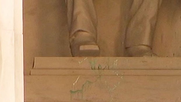 [DC] Lincoln Memorial Vandalized With Green Paint