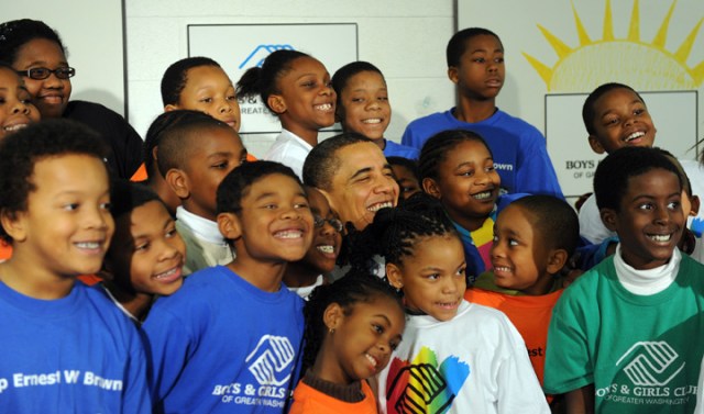 Obama Delivers Christmas Cookies, Story to DC Children