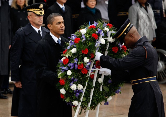 Obama Honors Vets at Tomb of the Unknowns