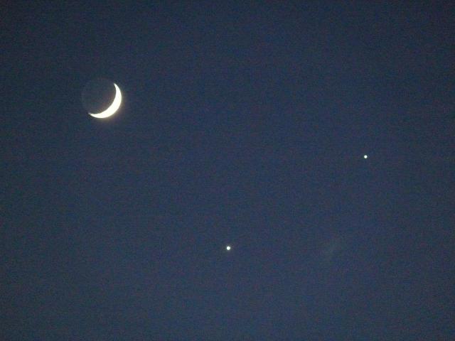 Moon, Venus, Jupiter Get Cozy