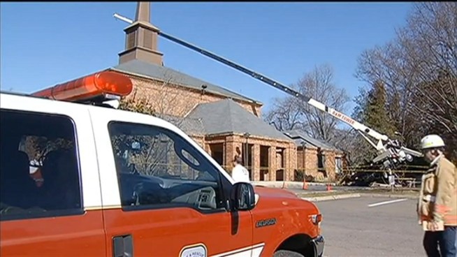 A crane collapsed on a church in Mount Vernon. News4 Northern Virginia Bureau Chief Julie Carey reports.