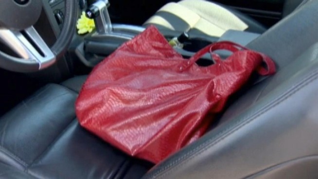 First on 4: Sophisticated female bandits steal women's purses and identification, then head to the bank. News4's Jackie Bensen reports.