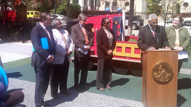 District Mayor Vincent Gray kept up his attacks on Capitol Hill and President Barack Obama today.