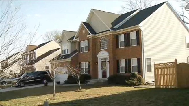 Investigators are trying to figure out what sparked fires at two neighboring homes in Clinton, Md., less than a week apart. News4's Derrick Ward reports.