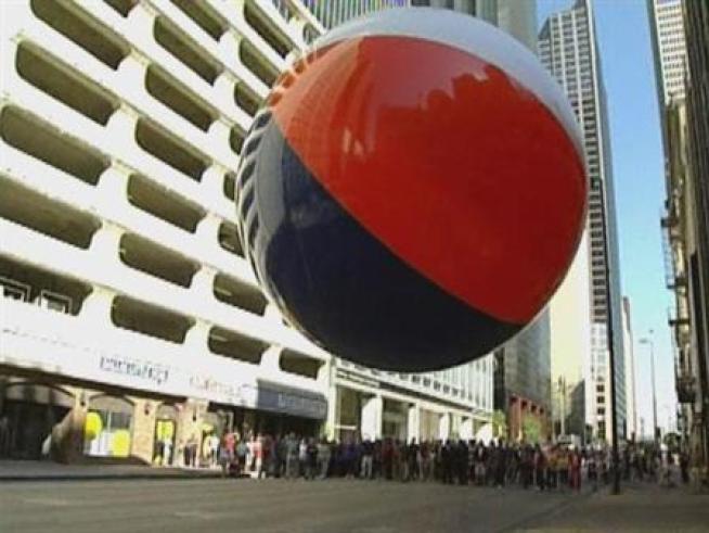 Everything's bigger in Texas and that goes for a beach ball that was bounced around downtown Dallas on Sunday in Carnival Cruise's attempt to break the Guiness Book of World Record's record for biggest beach ball.