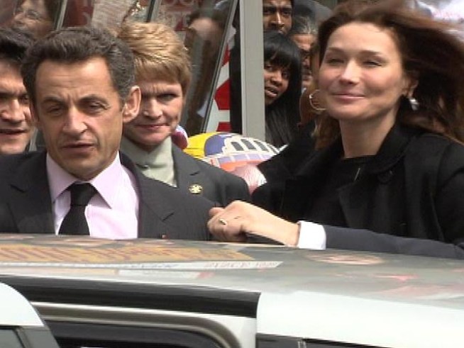 French President Nicolas Sarkozy and his ex-supermodel wife Carla Bruni-Sarkozy attract a crowd to Ben's Chili Bowl.