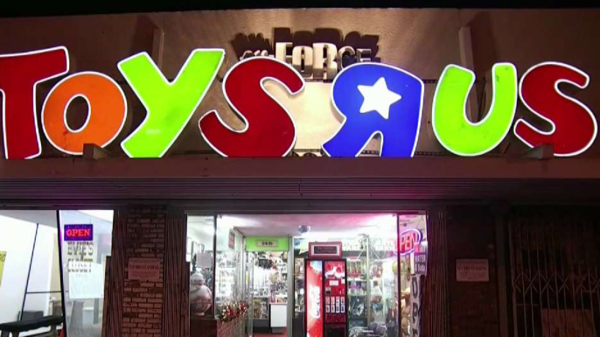 12-12-2018-toys-r-us-sign-pomona-1