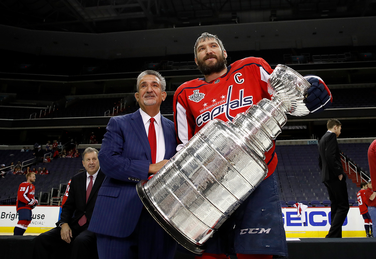 Washington Capitals raise Stanley Cup championship banner; slight Barry  Trotz - ESPN