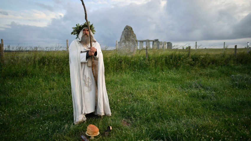 Ðanswer this please (i will give brainliest if correct) Scientists Find Huge Ring of Ancient Shafts Near Stonehenge – NBC4