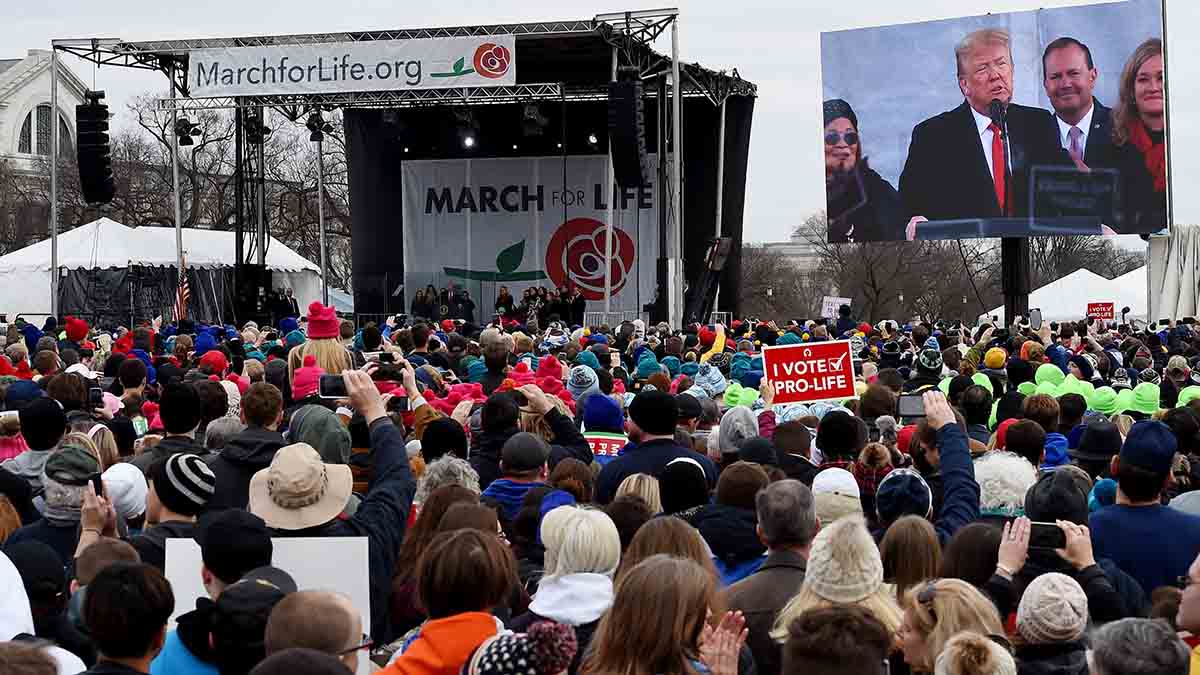 http://hrvatski-fokus.hr/wp-content/uploads/2020/11/Crowd-and-Trump-March-for-Life.jpg
