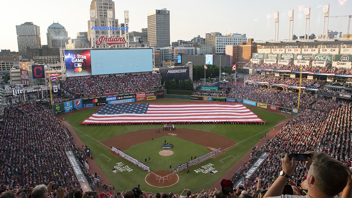 Fans turn cellphone lights on baseball team, NewsCut