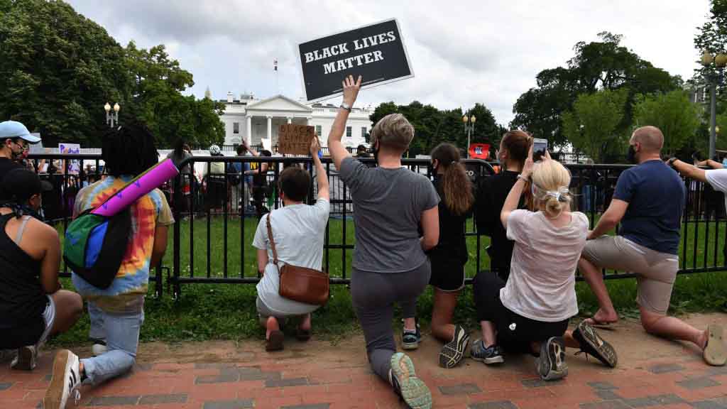 Protesters Outraged Over George Floyd’s Death March on White House, Cause Lockdown
