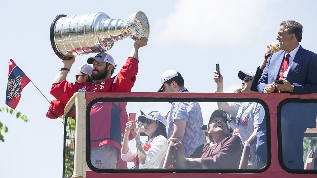 Back-to-back!' Banner night for Ovechkin, Cup champ Caps