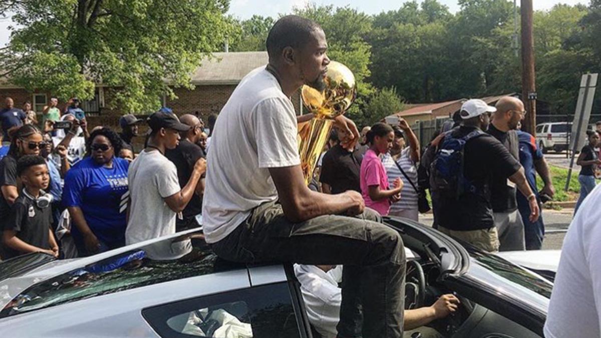 kevin durant signing autographs