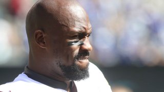 Vernon Davis follows the action against the New York Giants in the first half at MetLife Stadium Sept. 29, 2019.