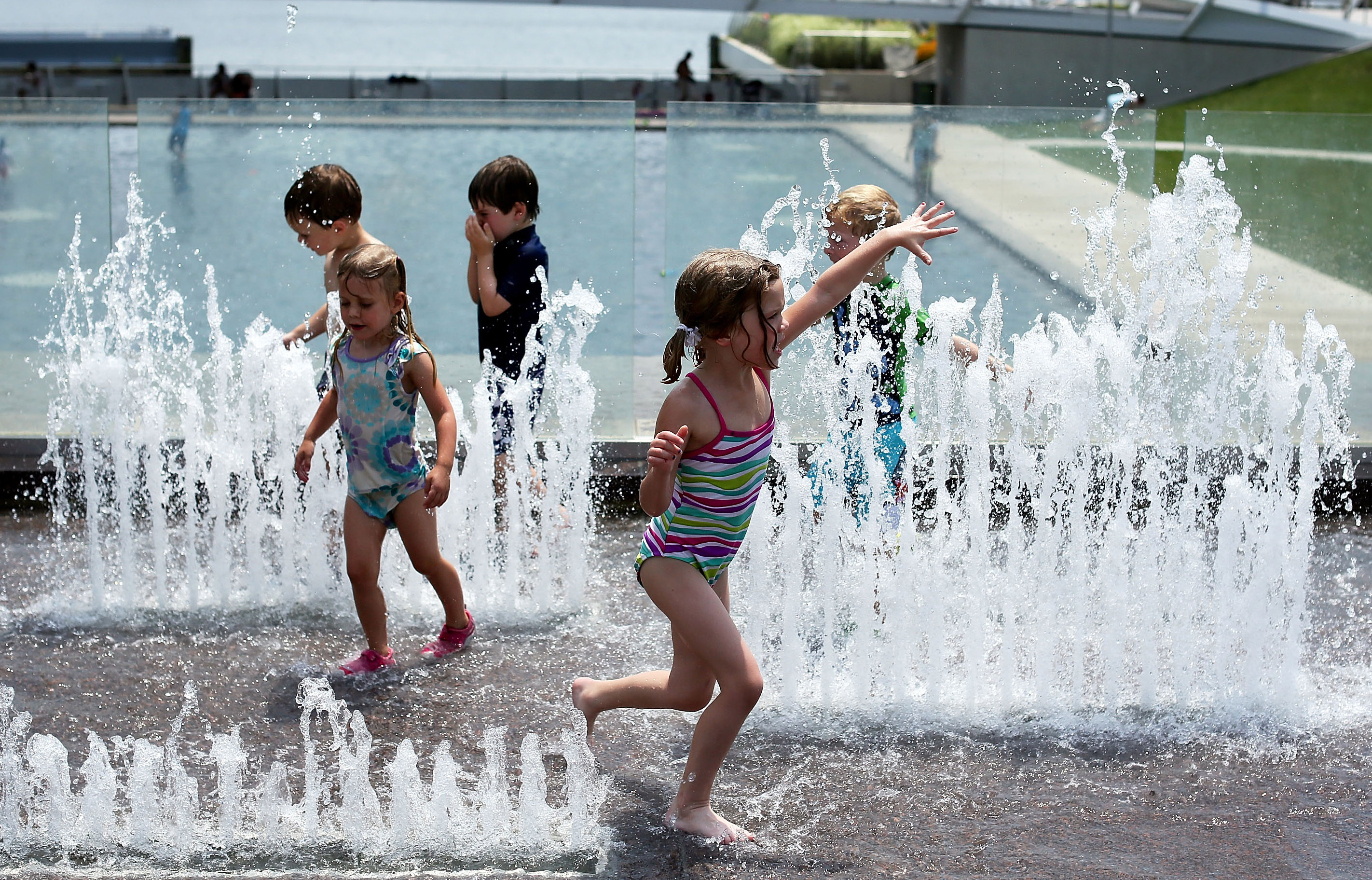Гулять купаться. Летние развлечения. Дети лето фонтан. Лето жара фонтан дети. Дети играют в фонтане.