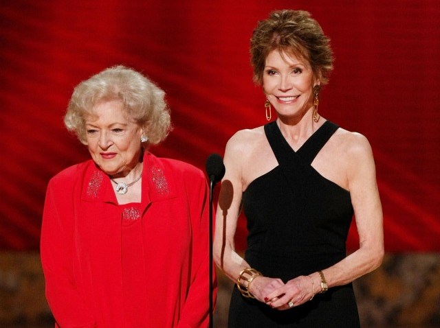 betty white and mary tyler moore-640
