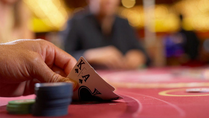 Does blackjack dealer hit on soft 17 in 1