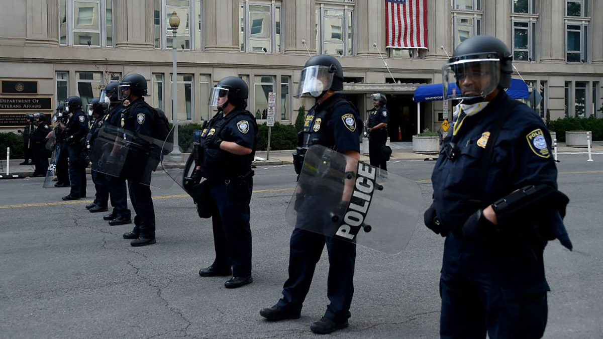 Mpd Mayor Distinguish Dc Officers Actions From Federal Police Nbc4 Washington