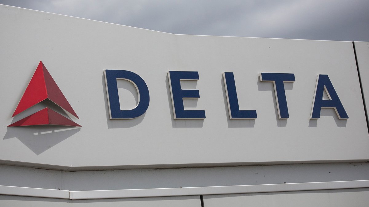 Delta Pilots Safely Land Jet After Cockpit Windshield Shatters En Route to DC - Vimarsana News