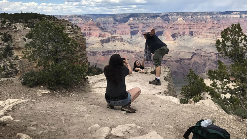 grand-canyon-edge-tourists