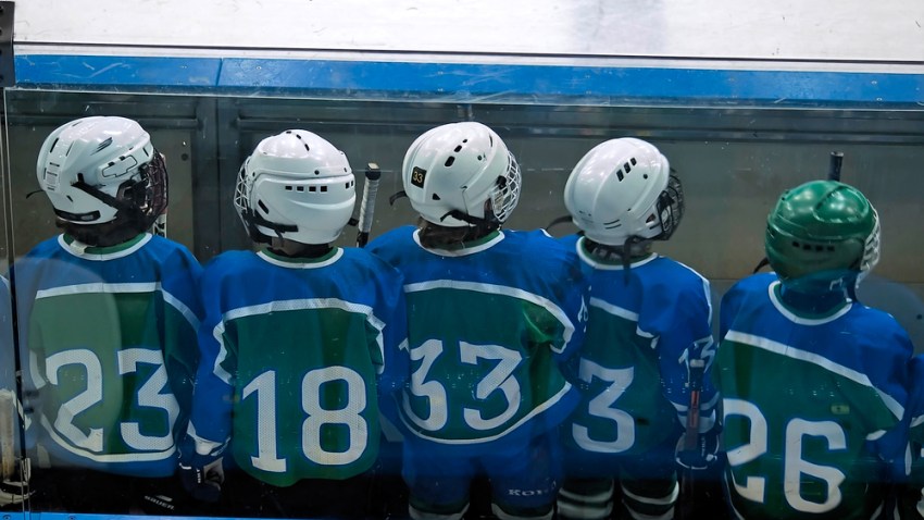 Kids playing ice hockey mites