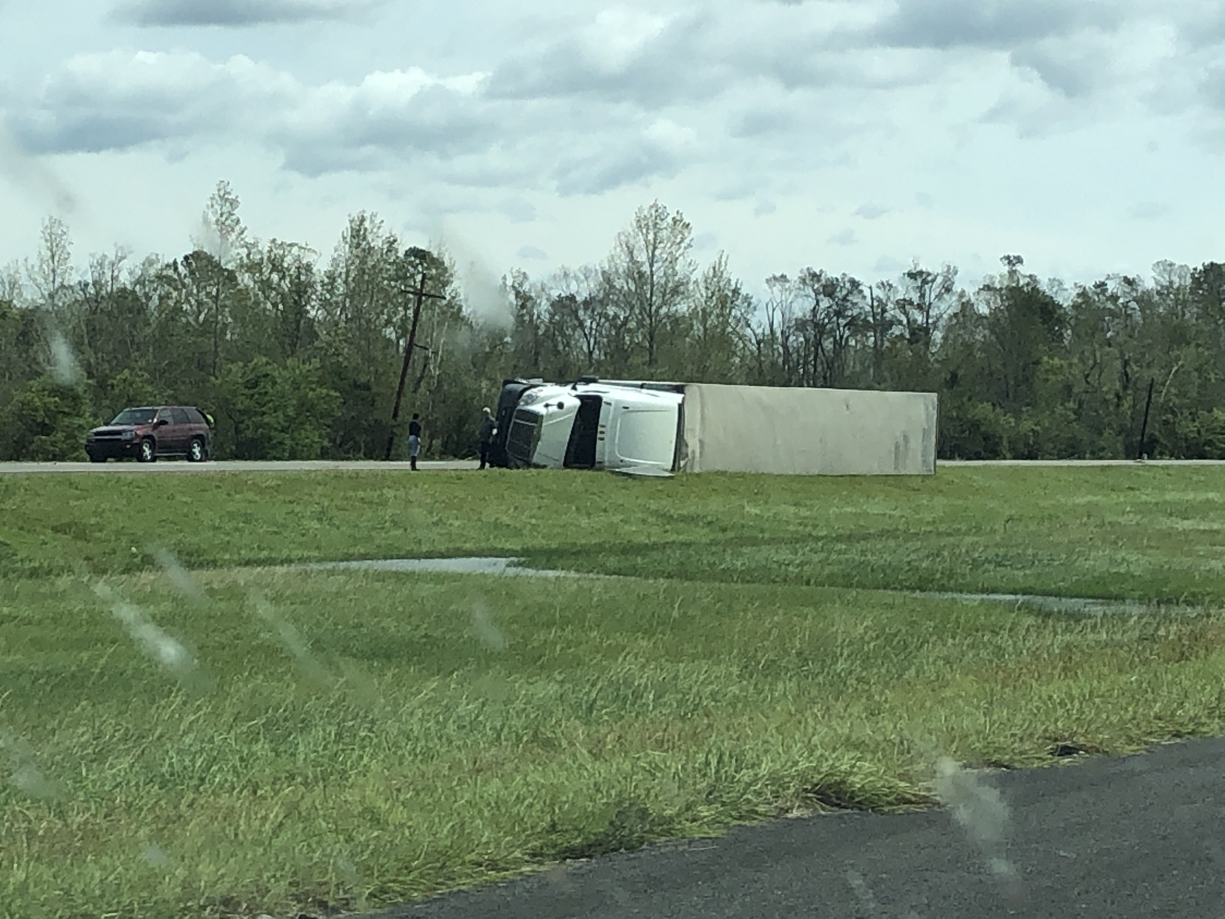 Just 20 mins outside Lake Charles, La and overturned 18 and downed tree blocking part of I-10.