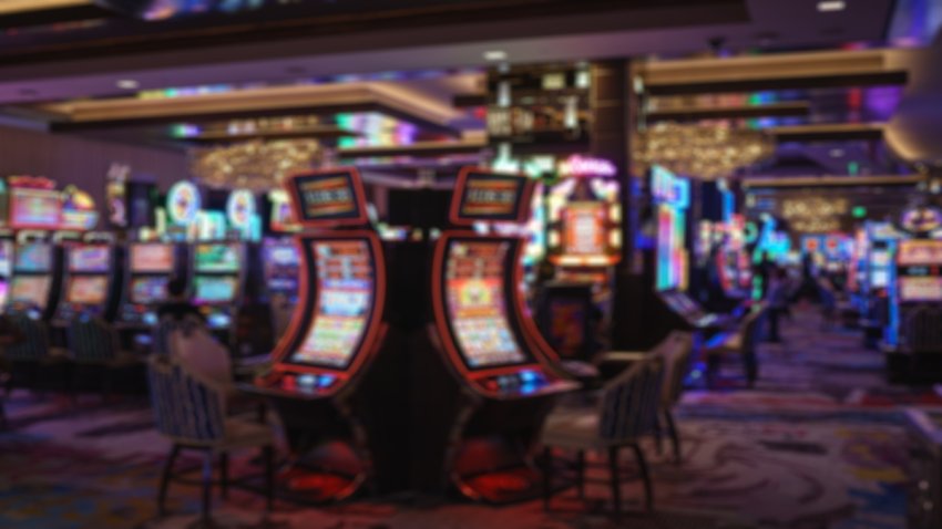 How much do casino workers make in las vegas