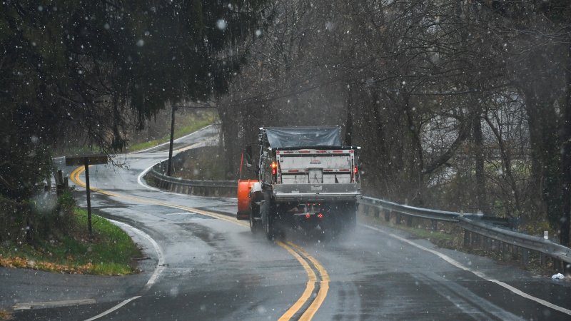 MYERSVILLE, MD - 14. DEZEMBER: Ein Schneepflug fährt die Rte 17 hinunter während eines leichten Schnees am 14. Dezember 2020 in Middletown, Md. (Photo by Ricky Carioti/The Washington Post via Getty Images)