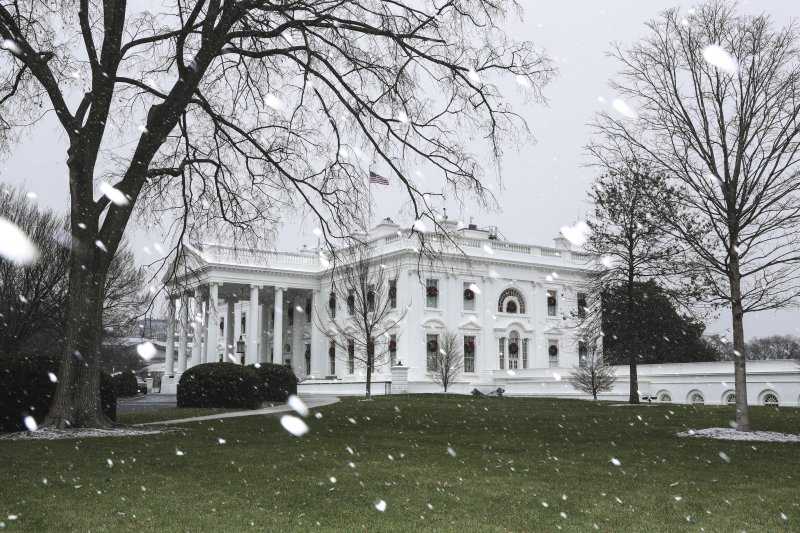 Ein Mix aus Regen und Schnee fällt vor dem Weißen Haus in Washington, D.C., on Wednesday, Dec. 16, 2020.