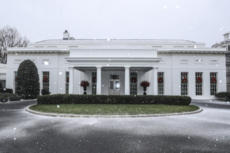 Eine Mischung aus Regen und Schnee fällt vor dem Westflügel des Weißen Hauses in Washington, D.C., USA, am Mittwoch, 16. Dezember 2020. Wintersturmwarnungen reichen von North Carolina bis Maine und betreffen mehr als 51 Millionen Menschen. Photograph: Oliver Contreras/Sipa/Bloomberg via Getty Images