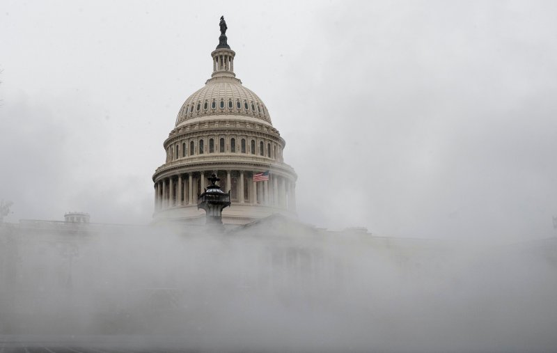 La niebla se ve alrededor del Capitolio de Estados Unidos mientras se desarrolla una tormenta de nieve en Washington, DC el 16 de diciembre de 2020. (Foto de ANDREW CABALLERO-REYNOLDS / AFP)