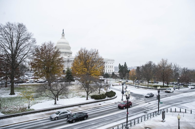 Śnieg pada wokół Kapitolu USA w Waszyngtonie, D.C., USA, w środę, 16 grudnia 2020 roku. Ostrzeżenia przed zimowymi burzami rozciągają się od Karoliny Północnej do Maine, dotykając ponad 51 milionów ludzi. Fot: Sarah Silbiger/Bloomberg via Getty Images