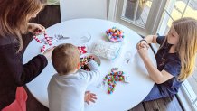 kids making ornaments