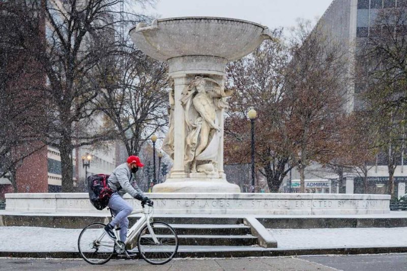 Een man rijdt op zijn fiets in Dupont Circle op 16 dec. 16, 2020 (Foto: Thomas Cluderay)