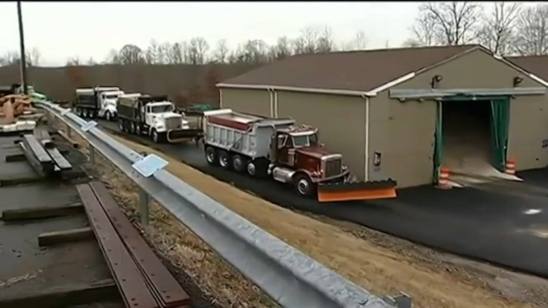 Camion con aratri si preparano per una nevicata significativa a Leesburg, Virginia.