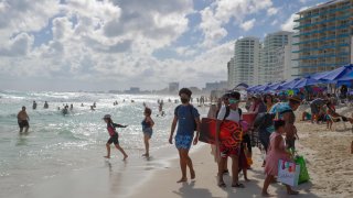 The beaches in Cancun, Mexico, have been crowded despite the Covid-19 epidemic .