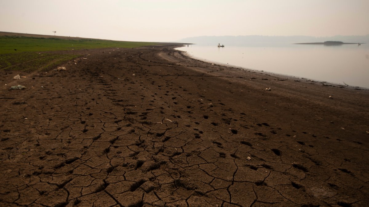 Озеро засуха. Засуха. Аномальная засуха. Засуха в Озерах. Пыльные равнины.