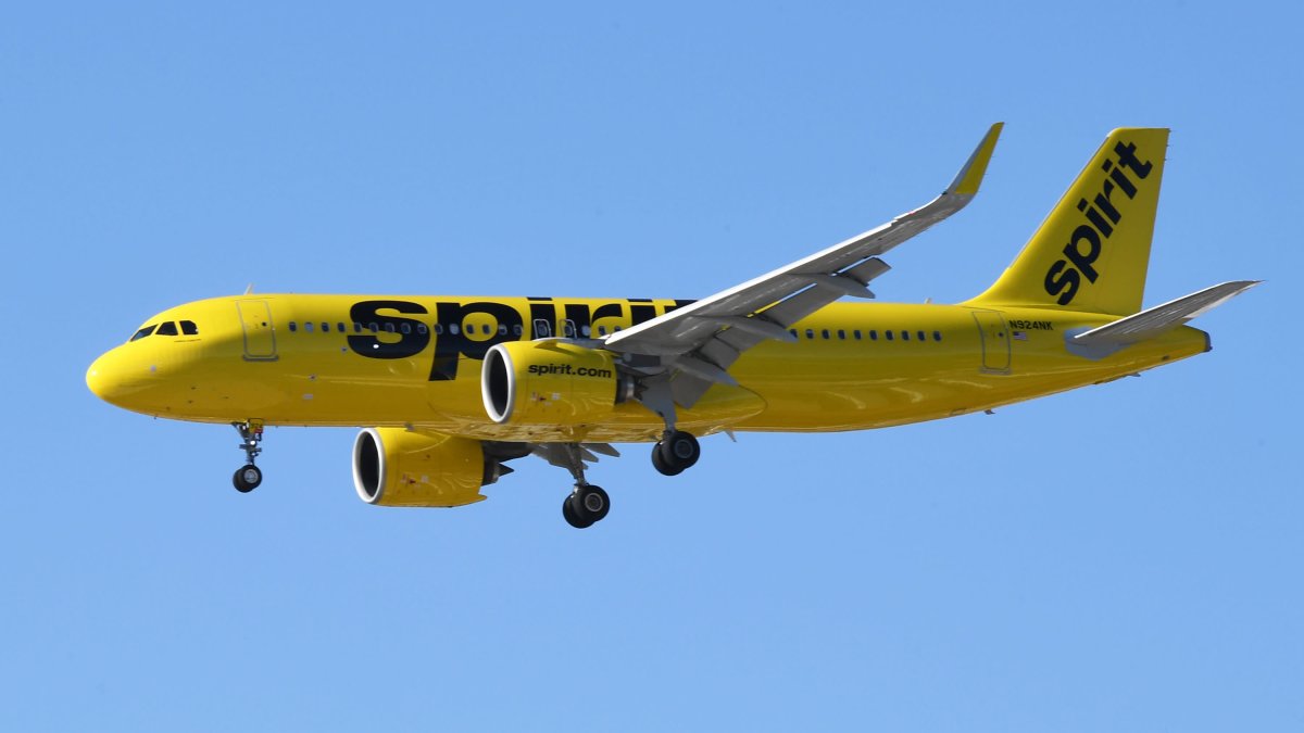 Spirit Airlines Apologizes After Denying Puerto Rican Family on US