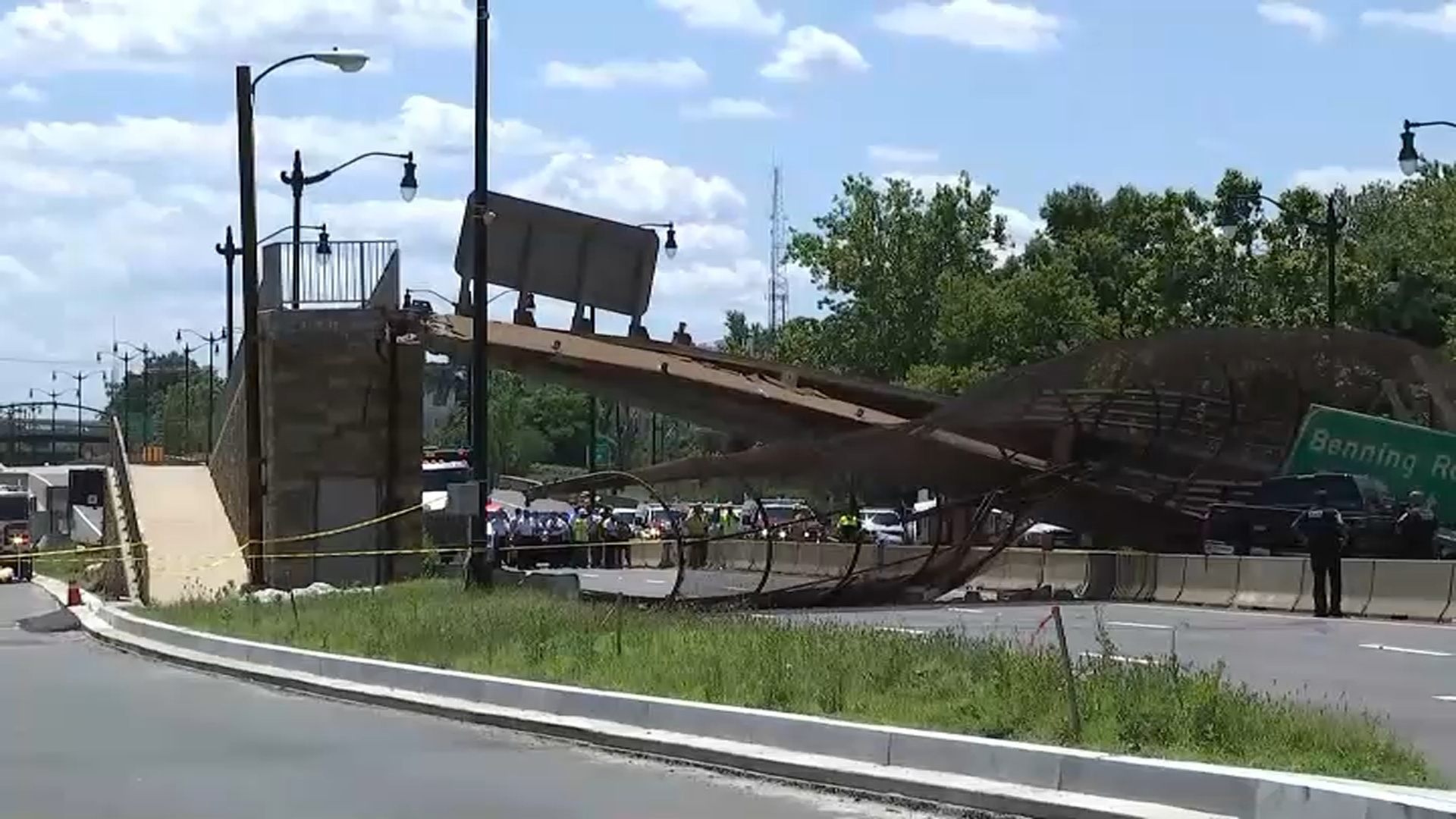 Мост рухнул в американском штате мэриленд. Рухнул пешеходный мост. Пешеходный мост на Ярославском шоссе. Надземный переход рухнул в США. В Луге обрушился пешеходный мост.