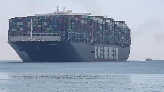 El portacontenedores de bandera panameña "Ever Given" pudo volver a navegar este miércoles, tras estar retenido desde finales de marzo en el canal de Suez por las autoridades egipcias, después de que la empresa propietaria alcanzara un acuerdo económico por el bloqueo de esta vía marítima.